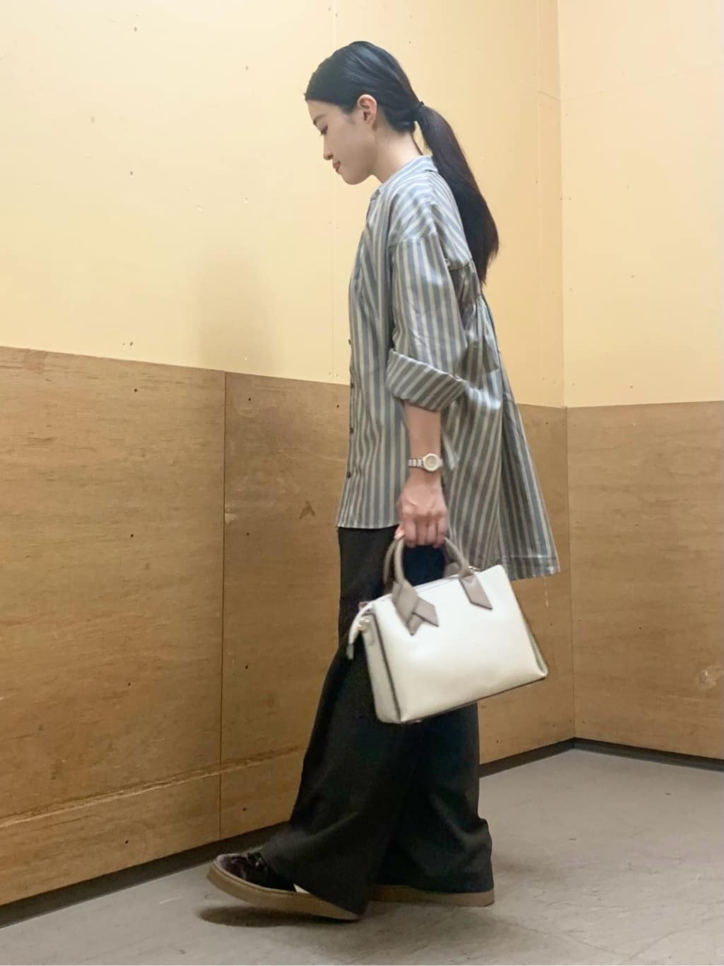 sahoさんの「THE SHOP TK｜【後ろ姿もサマになる】ストライプ バックシャーリングシャツ/体型カバー/洗える」を使ったコーディネート