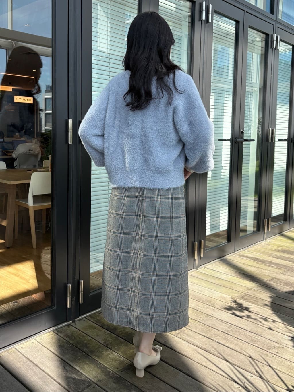 AOIさんの「Couture brooch｜【ふわふわ/前後2WAY】フェザーカーディトップス」を使ったコーディネート