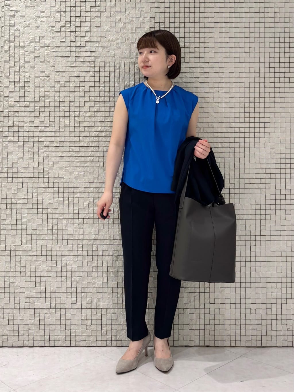 sakuさんの「INDIVI｜【定番スーツ／UVケア／洗える】ウール調タックテーパードパンツ」を使ったコーディネート