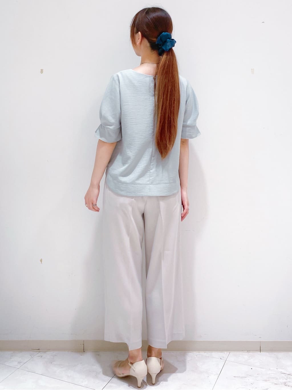 yurinaさんの「index｜《8色展開／XS-LLサイズ》タックパフスリーブブラウス【洗濯機洗い可／吸水速乾／防シワ／抗ピル】」を使ったコーディネート