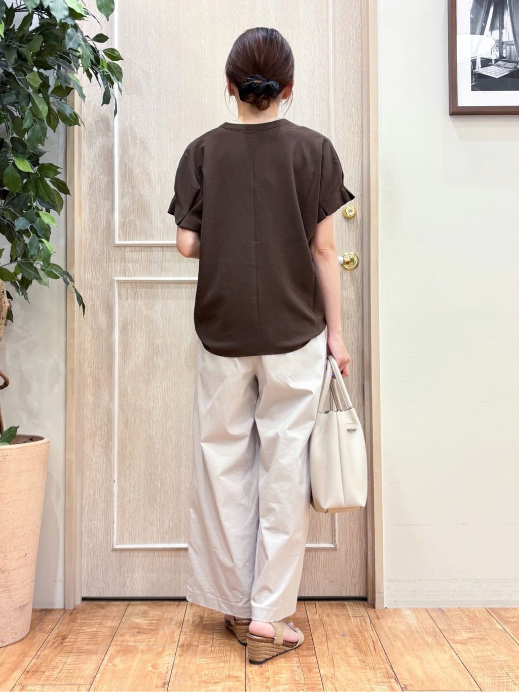なみさんの「SHOO･LA･RUE｜【S-LL/セットアップ可/ひんやり】きちんと見えで上品 お袖タック スキッパーブラウス」を使ったコーディネート