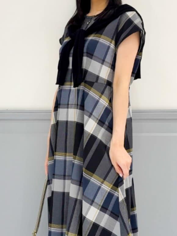 moeさんの「grove｜さっと二の腕カバー　大人な抜け感シアーラグランVネックカーデ」を使ったコーディネート