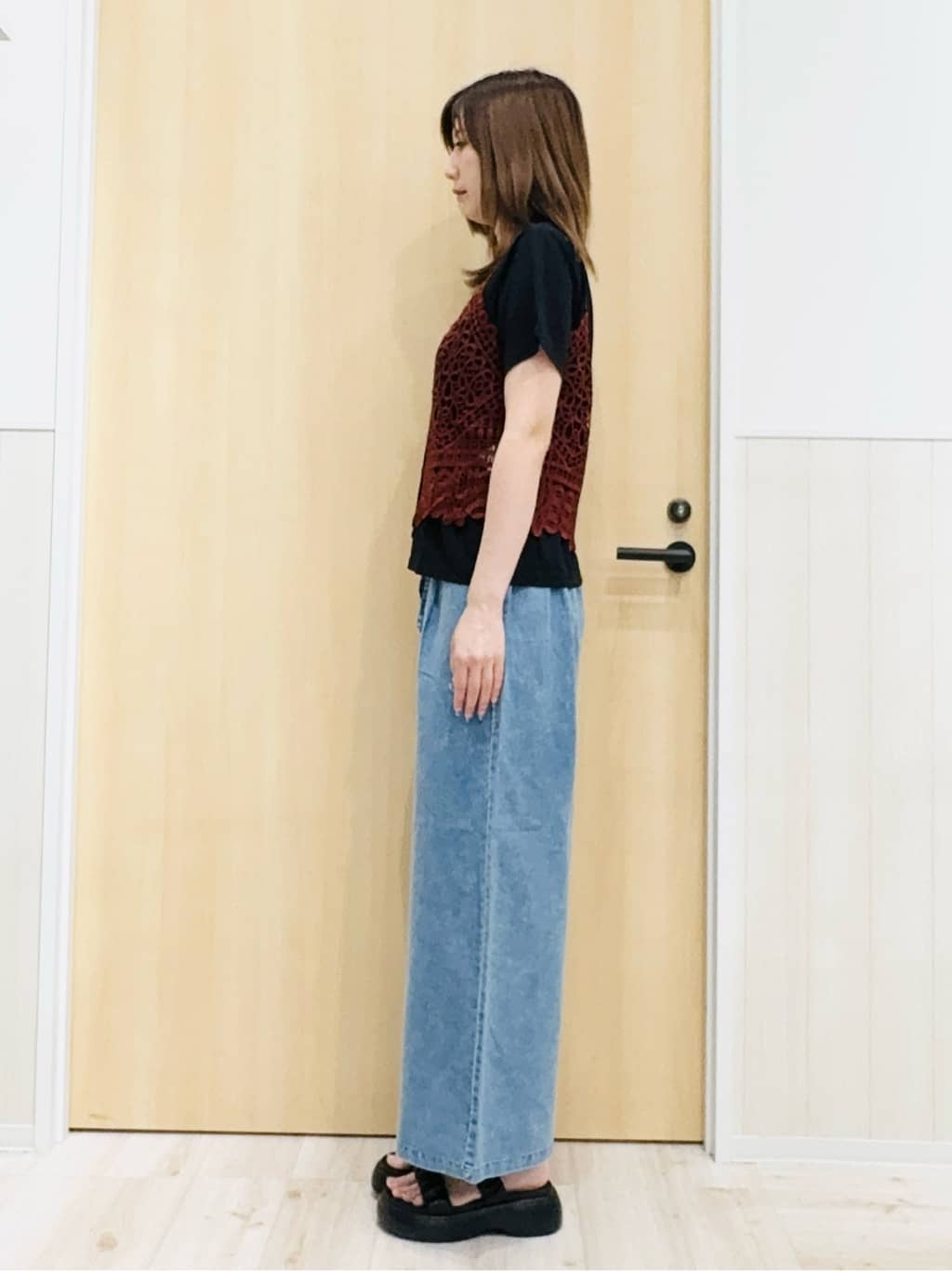 Naさんの「SHOO･LA･RUE｜【2点セット/ひんやり】レースビスチェ＋Tシャツ」を使ったコーディネート