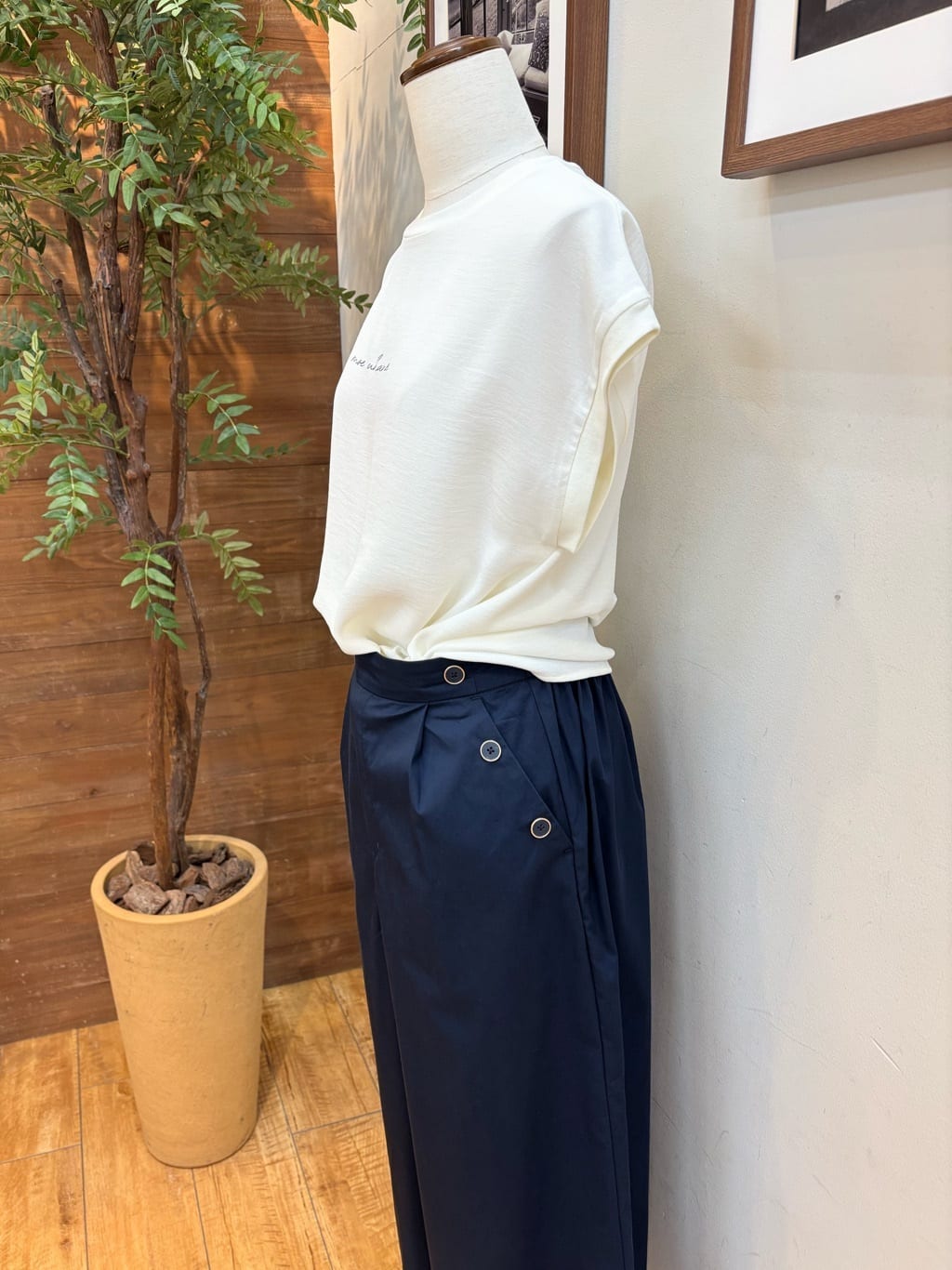 maiさんの「SHOO･LA･RUE｜きれいめカジュアルに ラメストライプ ポンチョ風シャツ」を使ったコーディネート