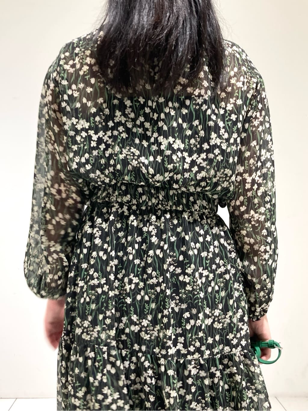 momokoさんの「INDIVI｜【秋映え柄/セットアップ可能】フラワーシフォンブラウス」を使ったコーディネート
