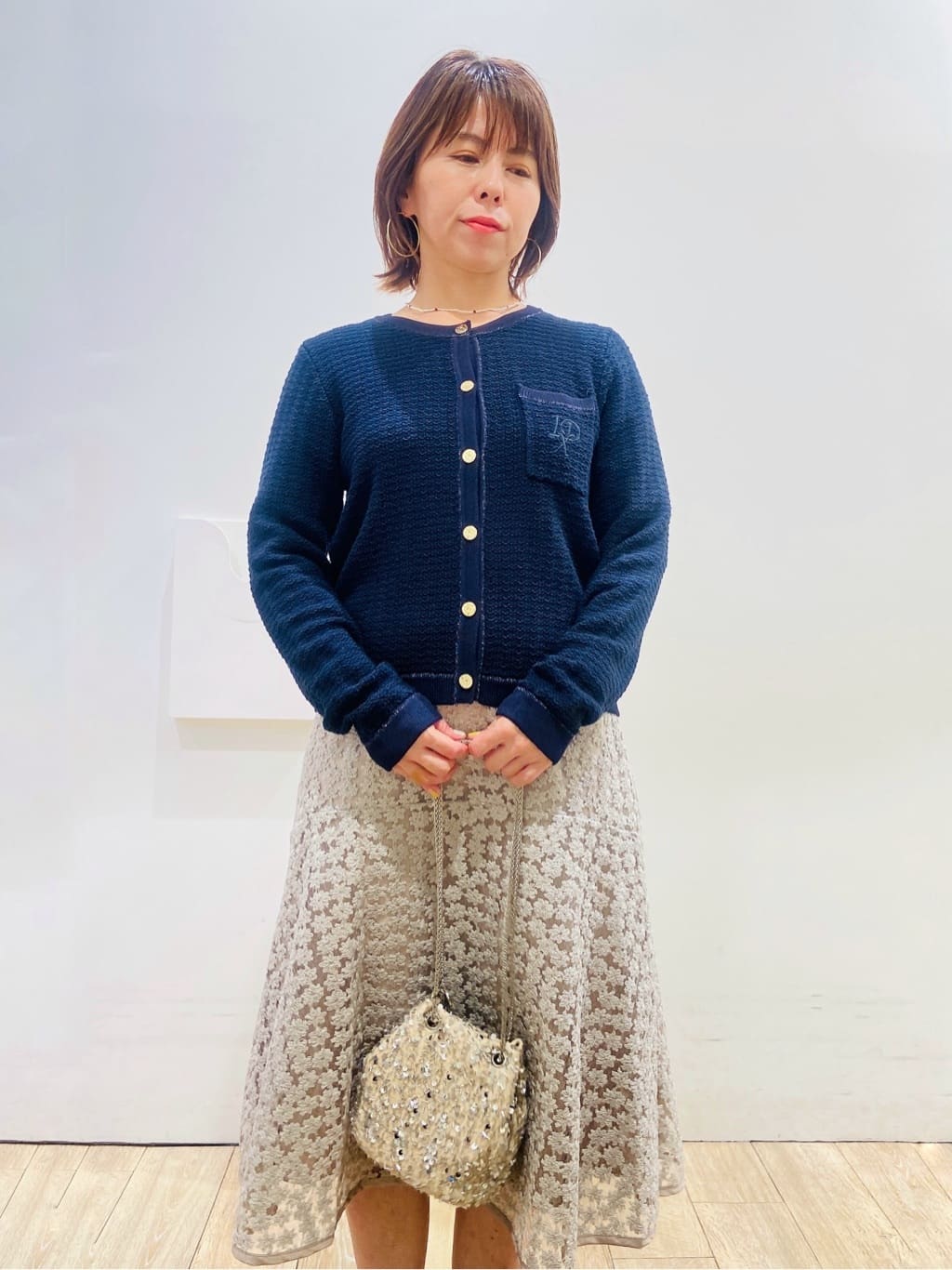 YUKOさんの「index｜ロゴ刺繍クルーカーディガン【洗濯機洗い可】」を使ったコーディネート