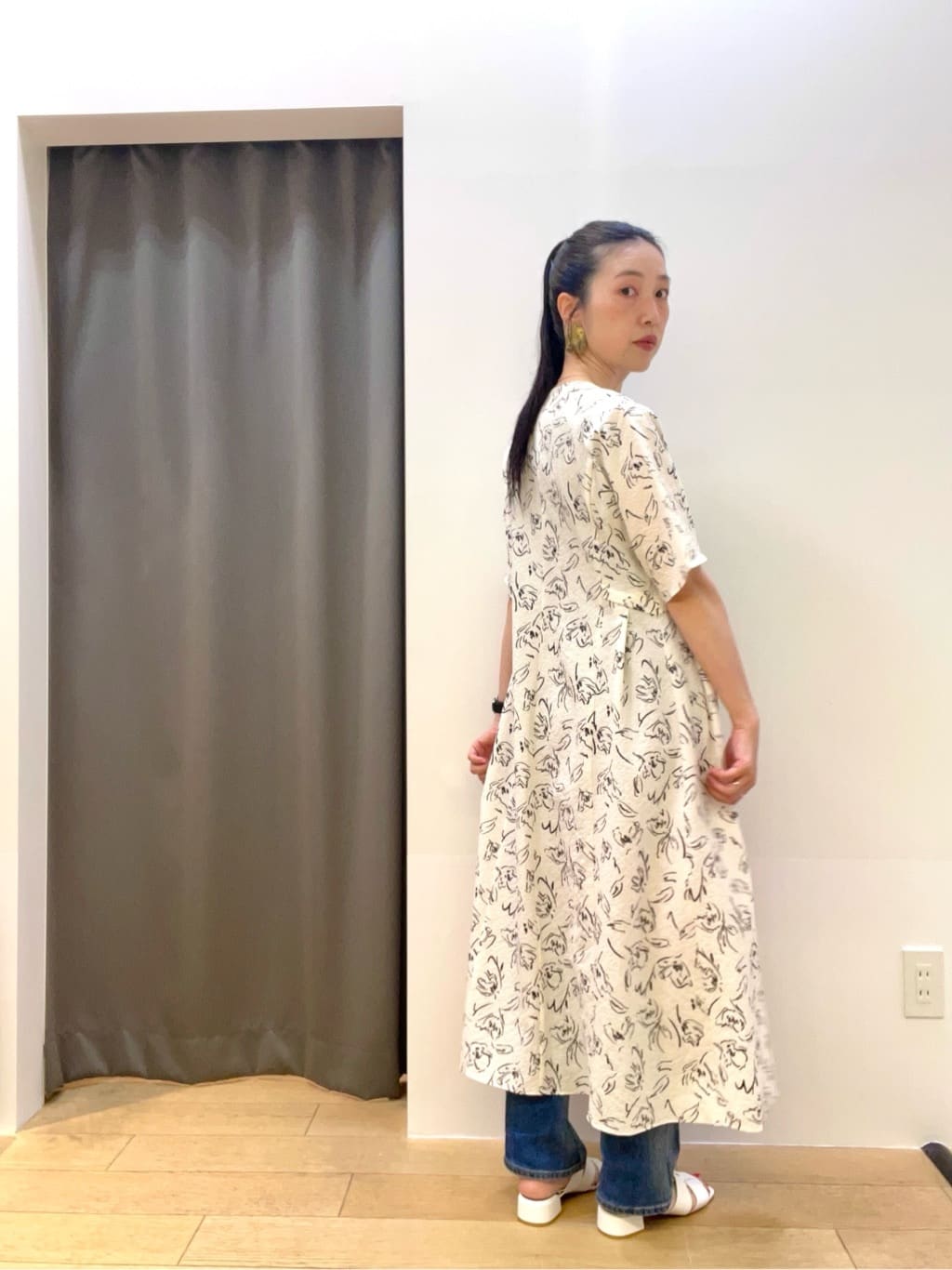 yukoさんの「INDIVI｜【褒められデニム】ワイドストレート デニムパンツ」を使ったコーディネート
