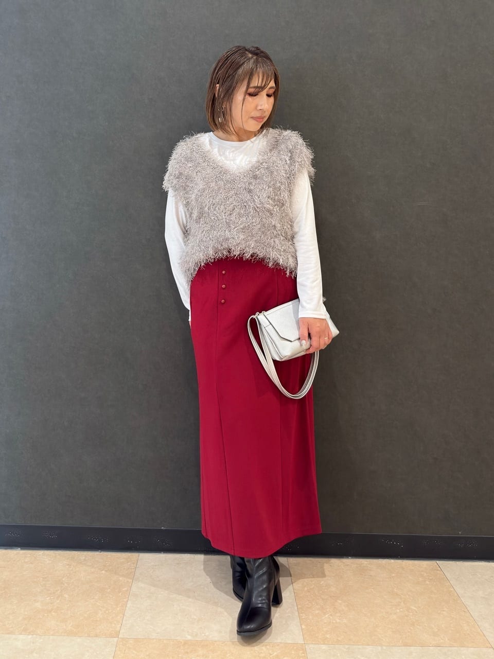 Megさんの「SHOO･LA･RUE｜【洗濯後しわになりにくい】ポケット付き ナロースカート」を使ったコーディネート