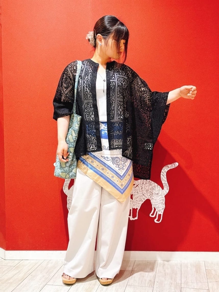 あにぃさんの「SHOO･LA･RUE｜大人レトロスタイルに レースポンチョシャツ」を使ったコーディネート