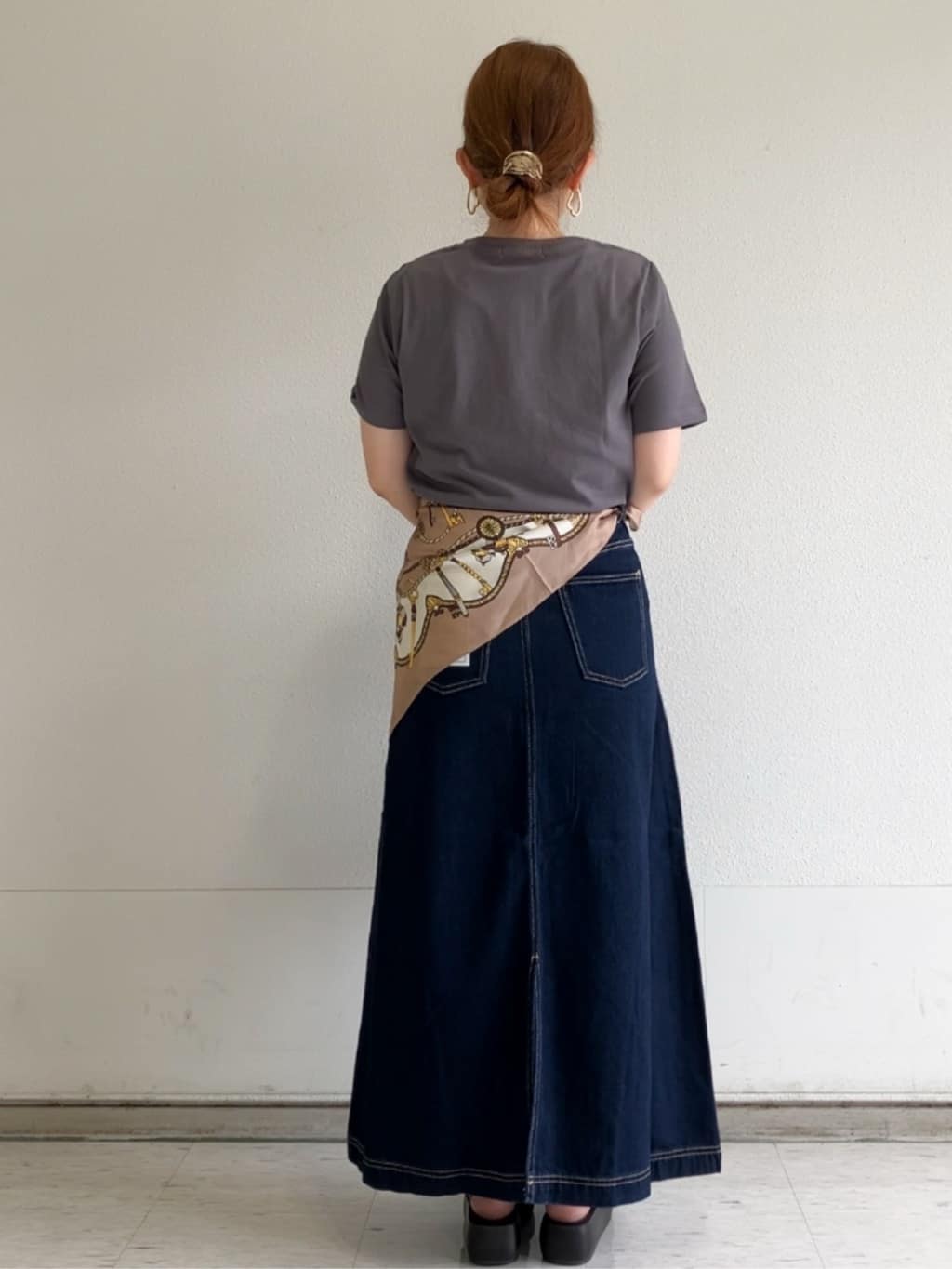 MIPPOさんの「index｜スパンコール刺繍ロゴTシャツ【洗濯機洗い可／接触冷感／UVケア】」を使ったコーディネート