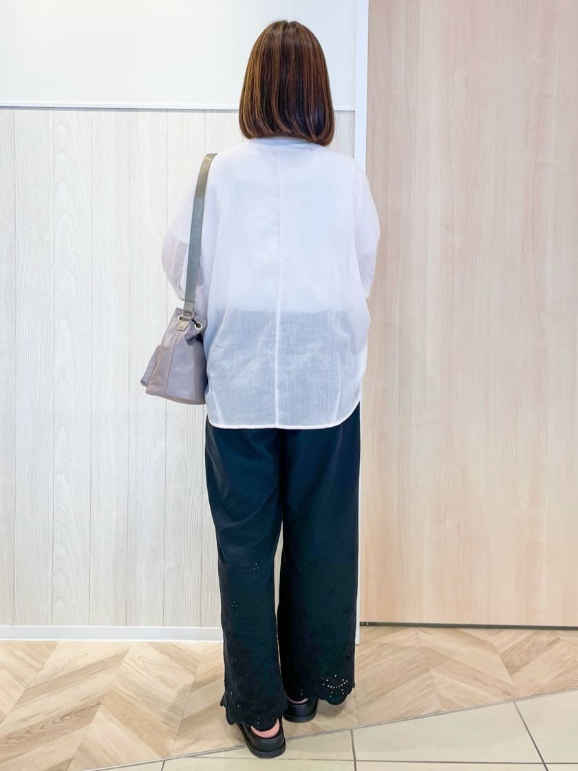tomoさんの「SHOO･LA･RUE｜【S-LL/ひんやり/汗ジミ軽減/UVカット】グラフィックアソートTシャツ」を使ったコーディネート