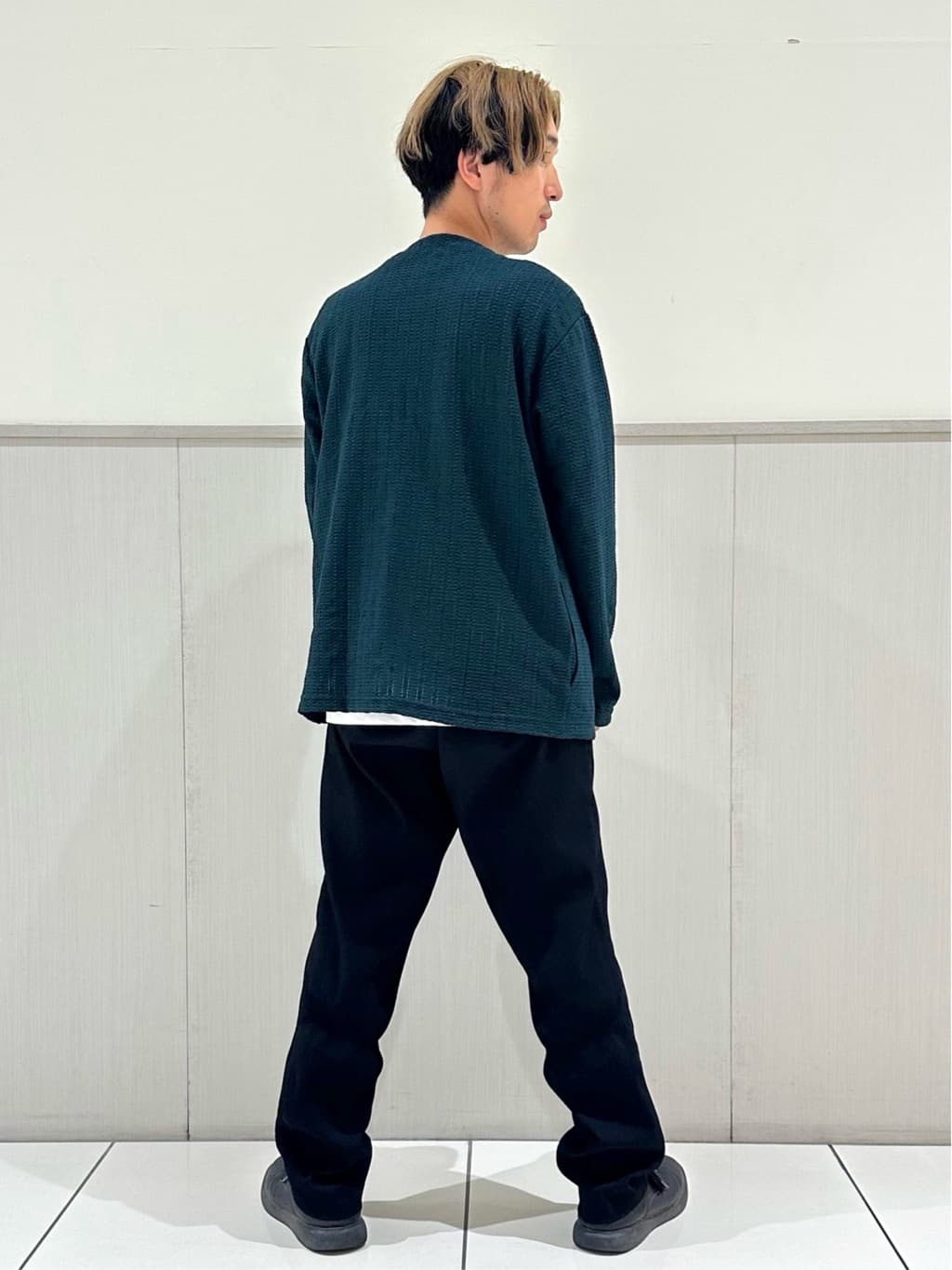 tomoyaさんの「THE SHOP TK｜【セットでお買い得！！】長袖カーディガン＋半袖Tシャツ　洗濯機OK/吸水速乾(Tシャツのみ)」を使ったコーディネート