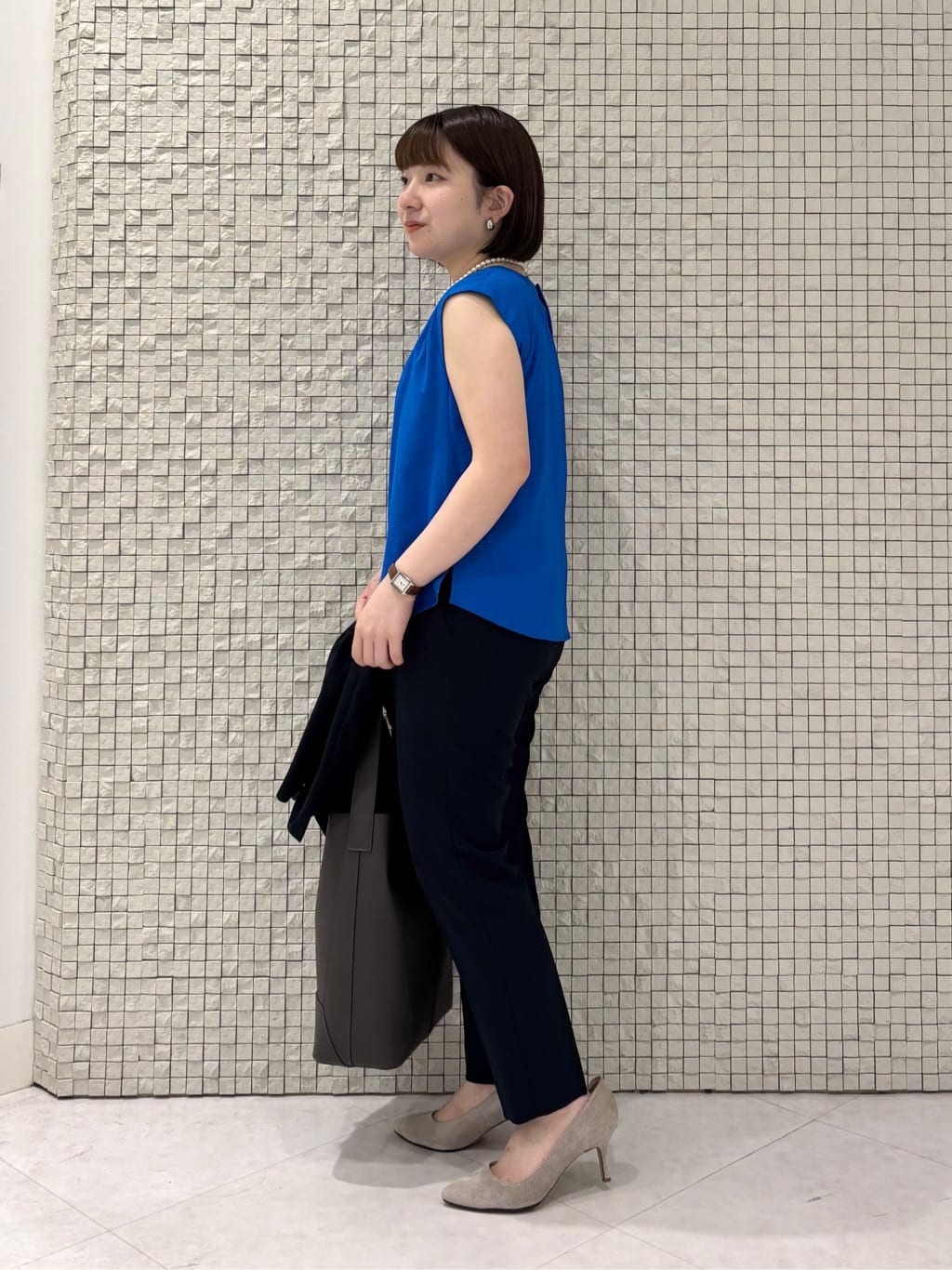 sakuさんの「INDIVI｜【定番スーツ／UVケア／洗える】ウール調タックテーパードパンツ」を使ったコーディネート