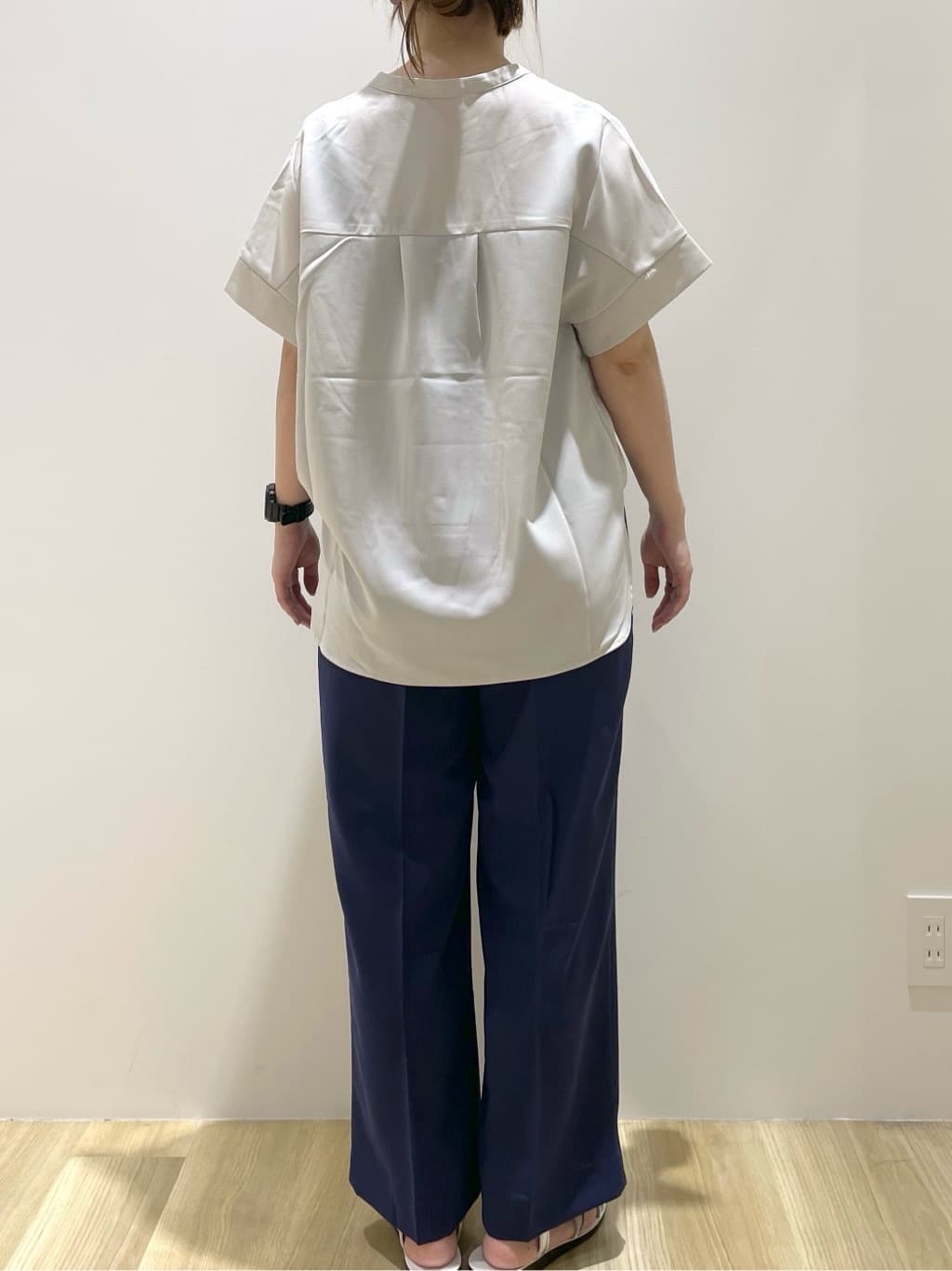 いなさんの「OPAQUE.CLIP｜《5色展開／SS-LLサイズ》スキッパー金ボタンブラウス／セットアップ対応【防シワ／ストレッチ／洗濯」を使ったコーディネート