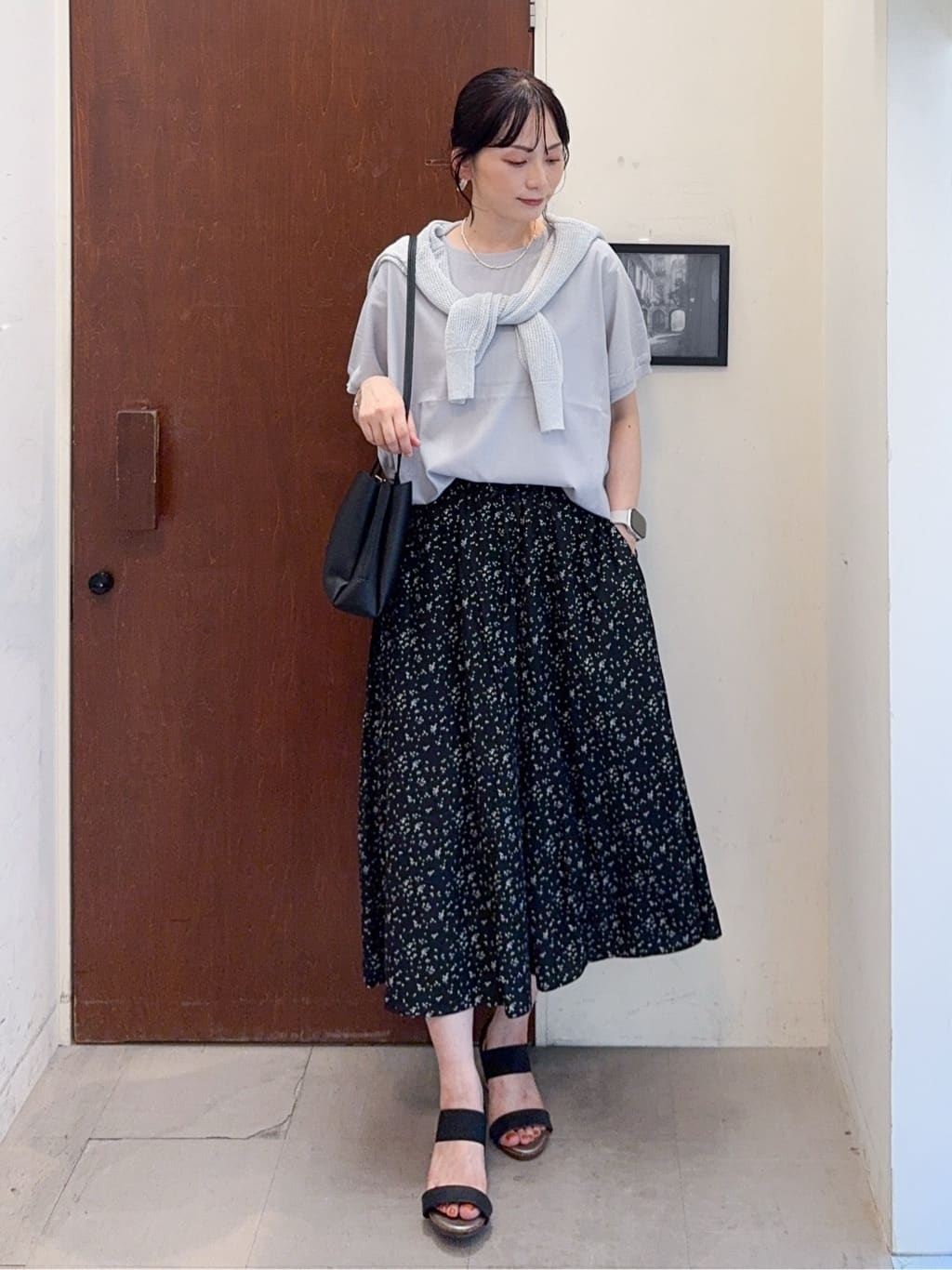 𝐇𝐢𝐫𝐨𝐦𝐢さんの「SHOO･LA･RUE｜キラッと光るラメとスパンコールが印象的 メッシュカーディガン」を使ったコーディネート