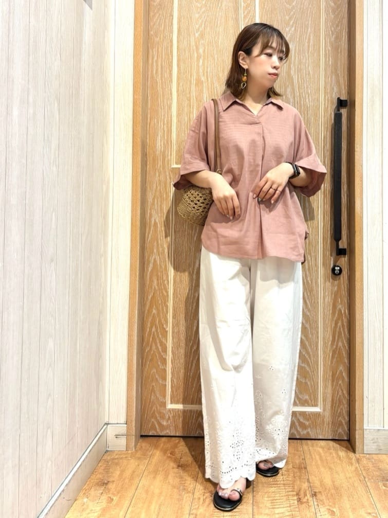 meiさんの「SHOO･LA･RUE｜【S-LL/UV/接触冷感/抗菌防臭】体型を自然にカバー フレンチリネンブレンド襟付ドルマンシャツ」を使ったコーディネート