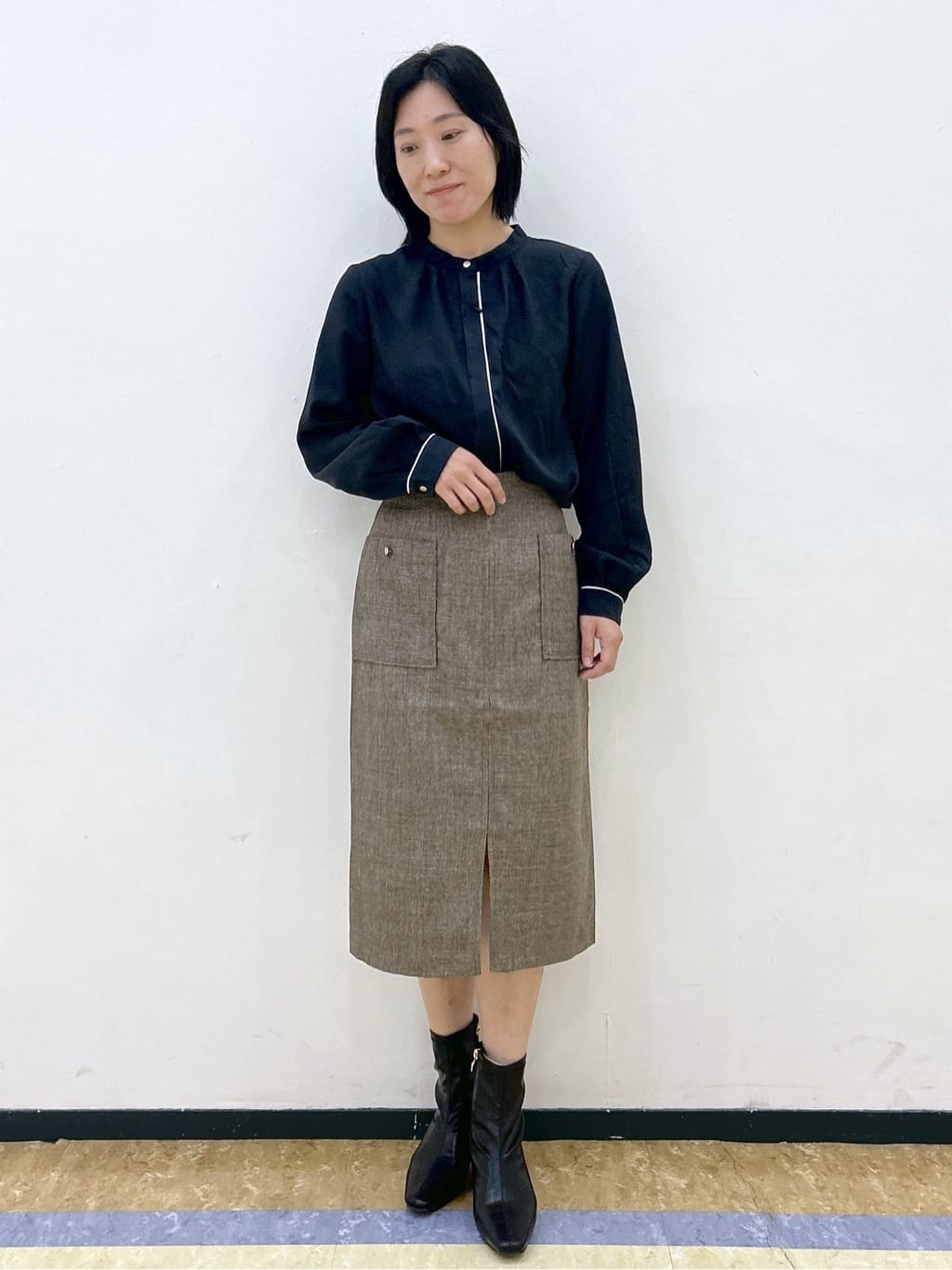 su.さんの「index｜タックデザインバンドカラーブラウス【洗濯機OK】」を使ったコーディネート