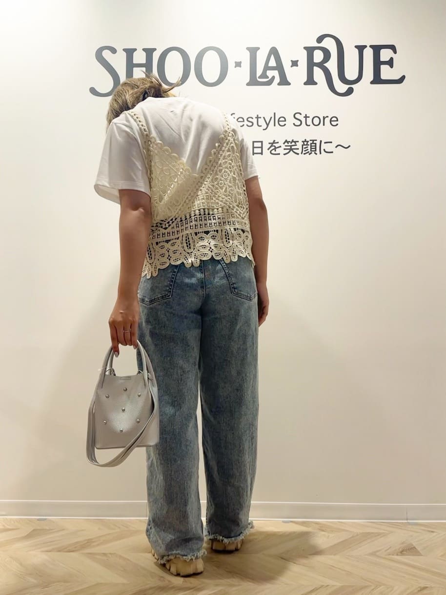 netさんの「SHOO･LA･RUE｜【2点セット/ひんやり】レースビスチェ＋Tシャツ」を使ったコーディネート