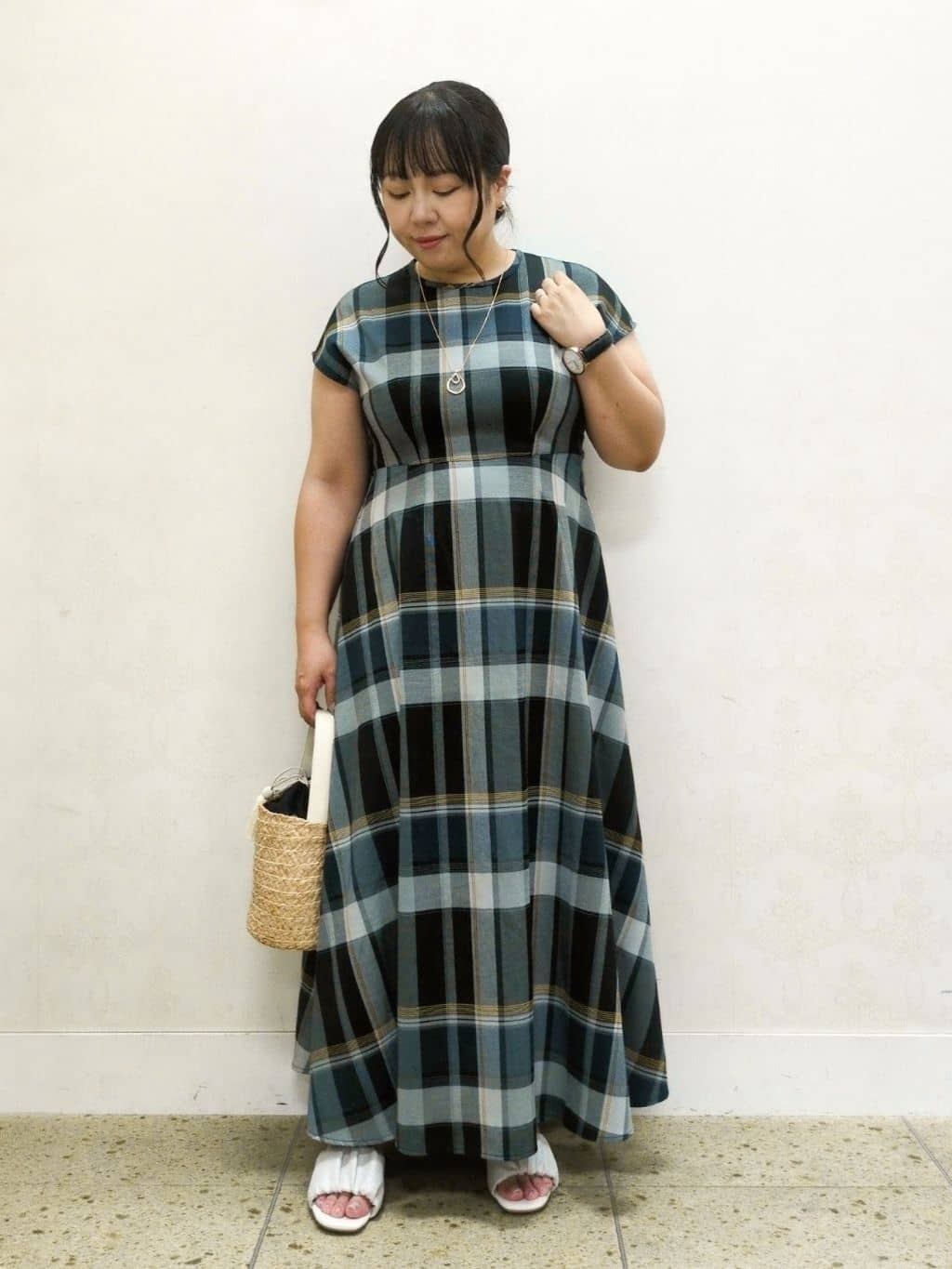haseさんの「grove｜さっと二の腕カバー　大人な抜け感シアーラグランVネックカーデ」を使ったコーディネート