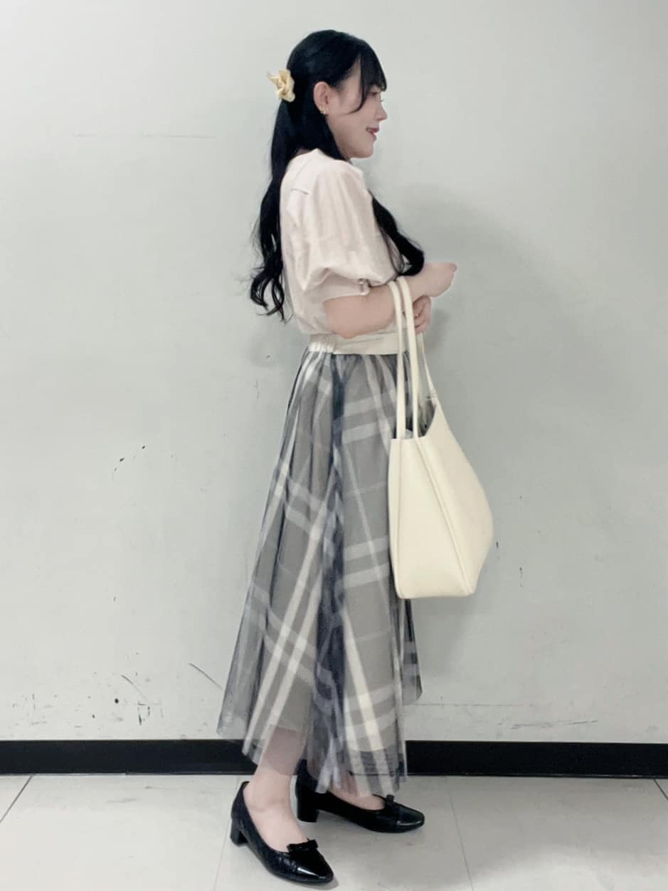 Hitomiさんの「index｜《5色展開》Vネックタックパフスリーブトップス【洗濯機洗い可／UVケア／接触冷感】」を使ったコーディネート