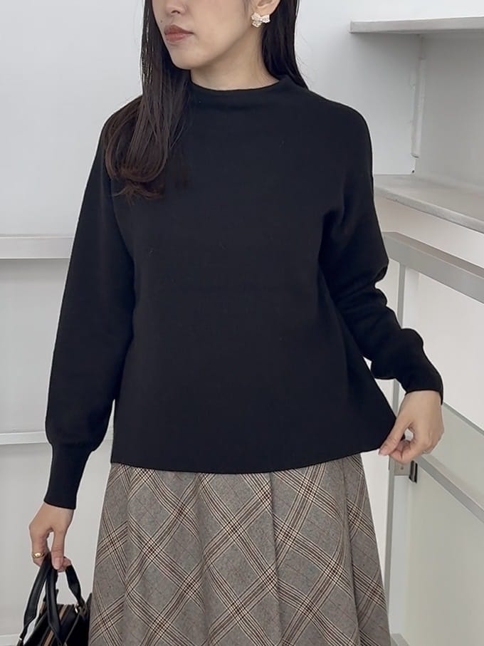teiさんの「Couture brooch｜【ゆるふわ・通勤】リッシュアンゴラ バックパール調ニット」を使ったコーディネート