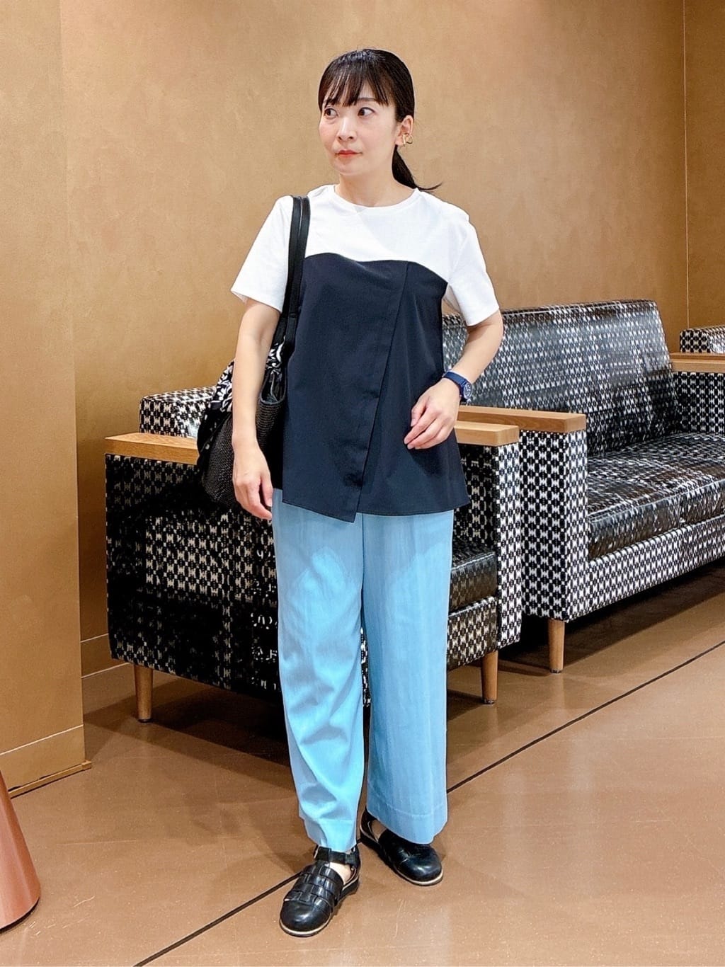 hattoriさんの「INDIVI｜【90cm四方】ボタニカル柄大判スカーフ」を使ったコーディネート