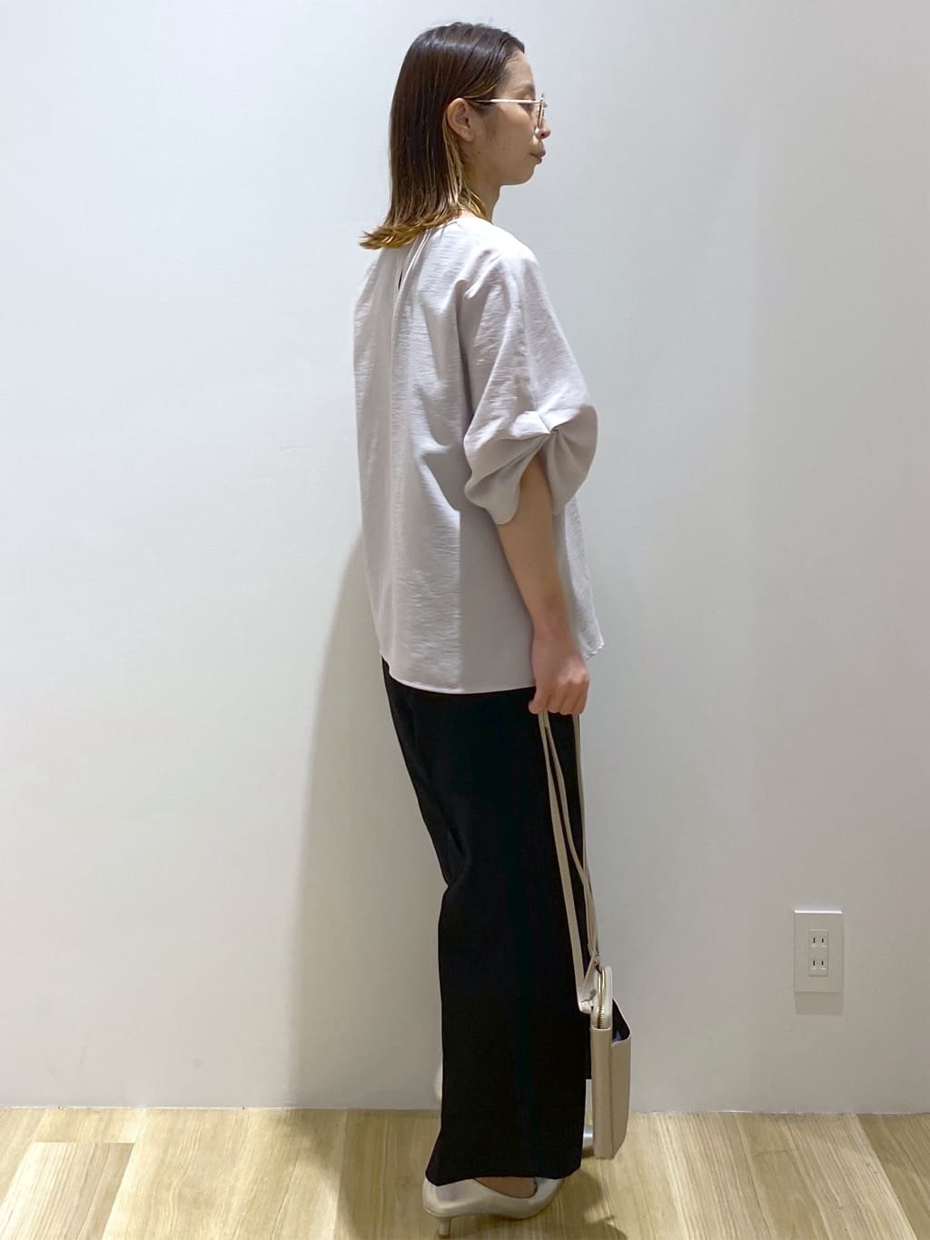 えりさんの「OPAQUE.CLIP｜リネンライクキーネックタックスリーブブラウス【洗濯機洗い可／吸水速乾／接触冷感】」を使ったコーディネート