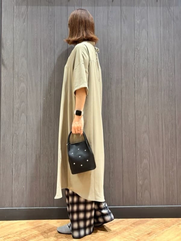 meiさんの「SHOO･LA･RUE｜【S-LL/洗濯後しわになりにくい/体型カバー】後ろ姿もサマになる バックレースアップチュニック」を使ったコーディネート