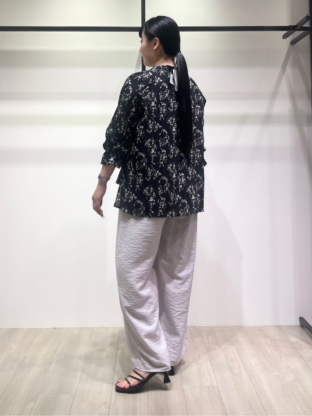 hasuさんの「INDIVI｜【モノトーン小花柄／シャーリング素材】ボリューム袖エアリーブラウス」を使ったコーディネート