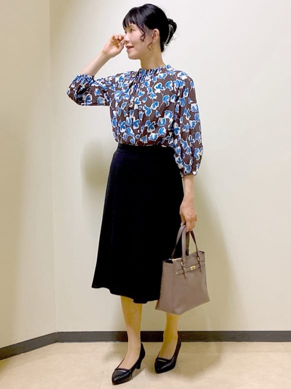  beni_gingerさんの「Reflect｜【ジャケットのインナーにおすすめ◎】花柄タックデザインブブラウス」を使ったコーディネート