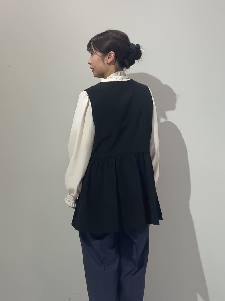 abeさんの「Couture brooch｜【フェミニン・きれいめ】ゴールド釦ペプラムジレ」を使ったコーディネート