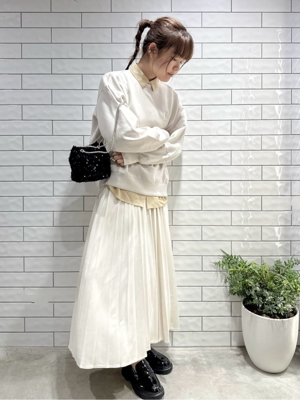  まるみさんの「OPAQUE.CLIP｜ポケット刺繍レギュラーカラーシャツ【洗濯機OK】」を使ったコーディネート