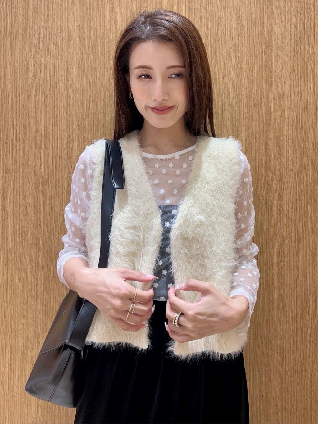 maiさんの「OPAQUE.CLIP｜チュールフラワー刺繍シアートップス【洗濯機OK】」を使ったコーディネート