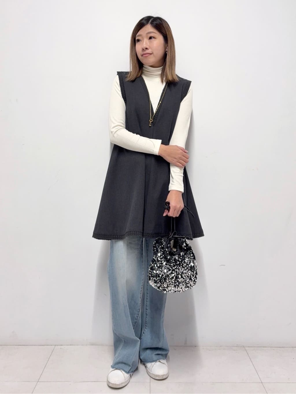 Nishijimaさんの「DRESSTERIOR｜【インナー使いに最適/しっとり暖かな吸湿発熱素材】タートルネックプルオーバー」を使ったコーディネート