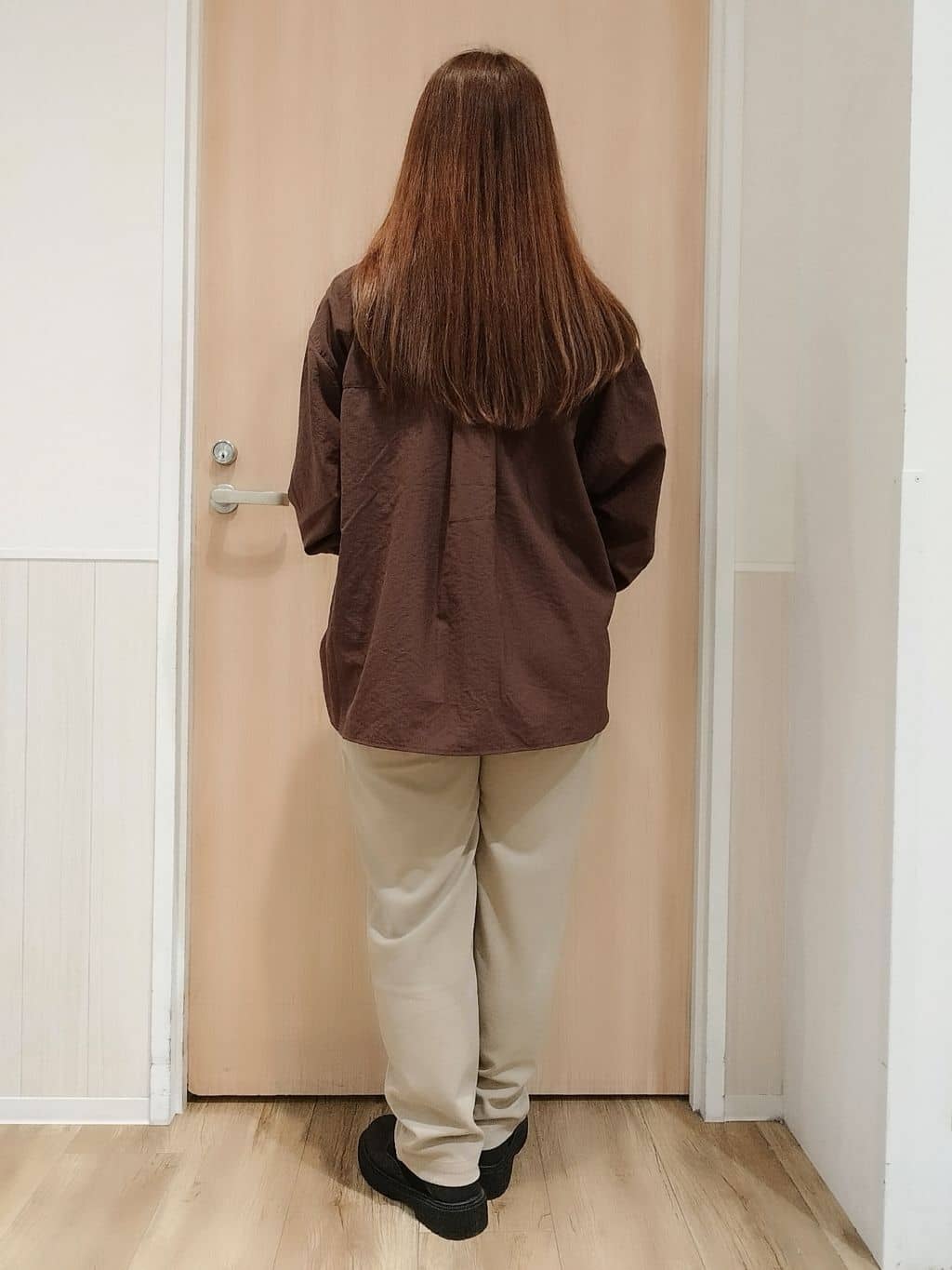 mさんの「SHOO･LA･RUE｜【洗濯機可】羽織りにもなる ビックポケットVネックシャツ」を使ったコーディネート