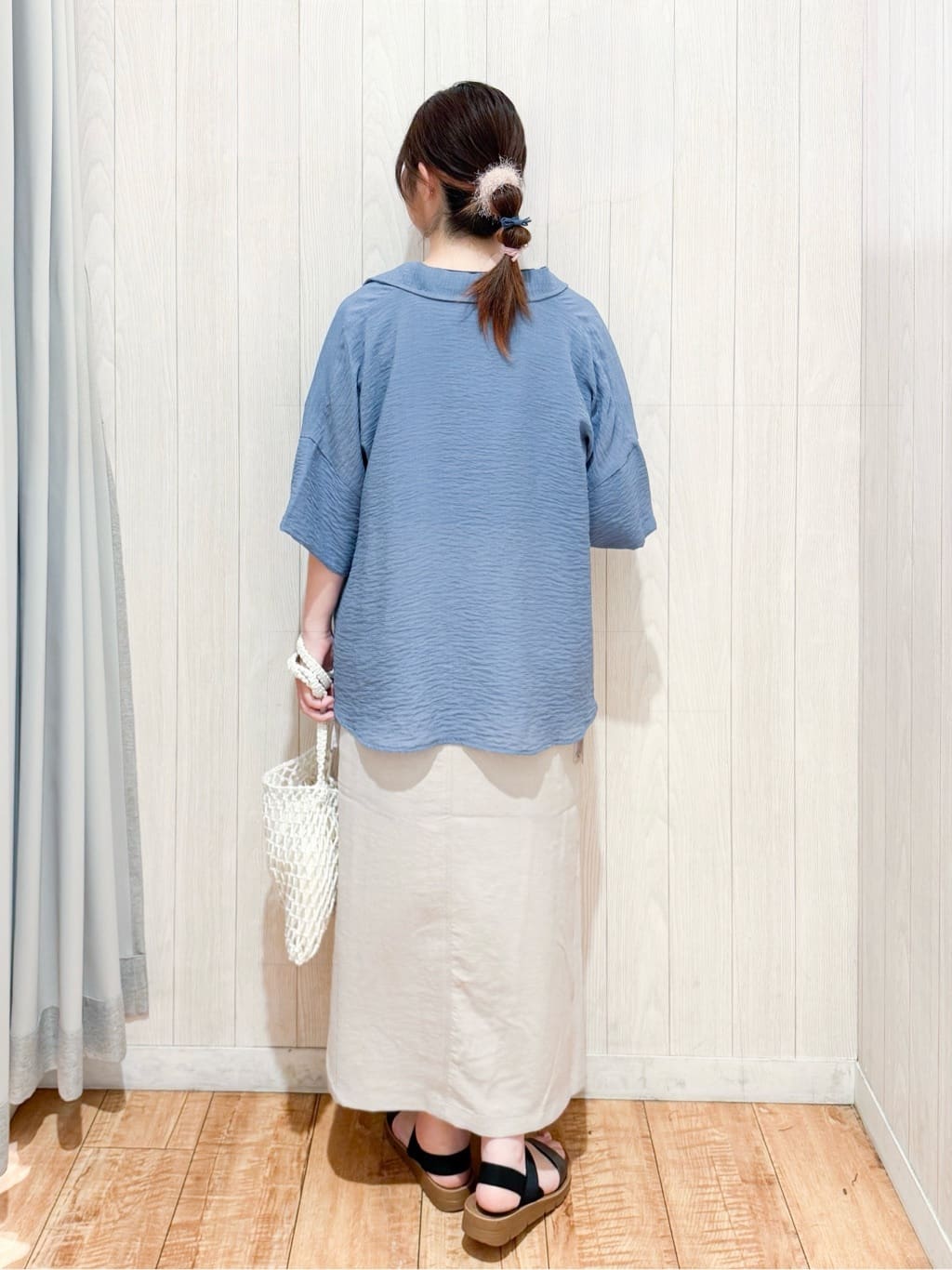 愛さんの「SHOO･LA･RUE｜ゆるっと感がこなれ見え ワッシャーシアー半袖シャツ」を使ったコーディネート