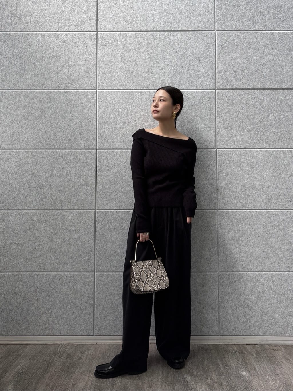ayanoさんの「INDIVI｜【再入荷】アシメオフショルニット」を使ったコーディネート
