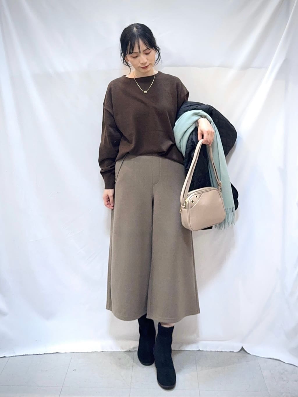 𝐇𝐢𝐫𝐨𝐦𝐢さんの「SHOO･LA･RUE｜【洗濯機可】美脚見え あったか圧縮ニット ガウチョパンツ」を使ったコーディネート