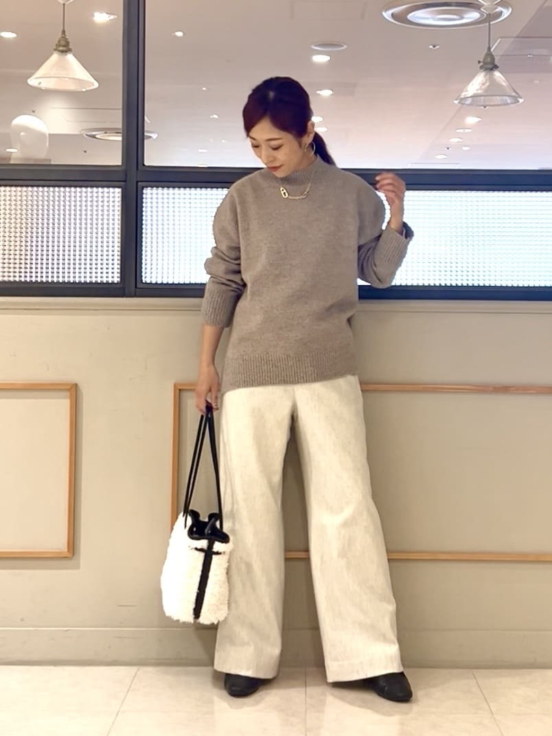 𝑹𝑶𝑴𝑰さんの「INDIVI｜【冬ニット人気NO．1！／カシミヤ混】ミドルゲージハイネックニット」を使ったコーディネート