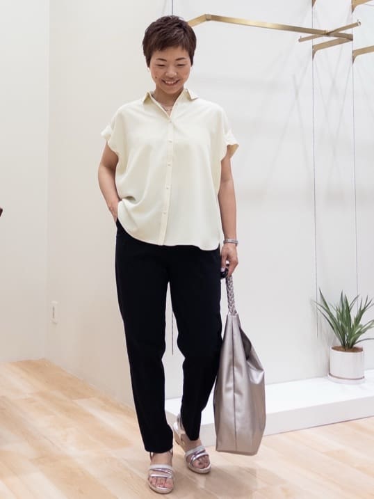 シュウコさんの「grove｜キレイも動きやすさも　美脚見えハイパーストレッチパンツ」を使ったコーディネート