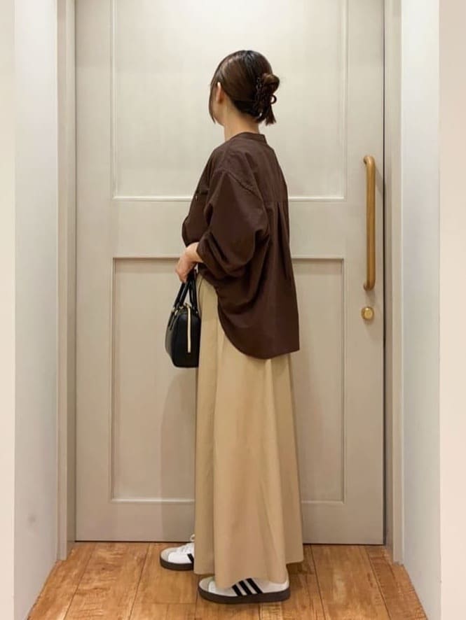 kawaさんの「SHOO･LA･RUE｜【洗濯機可】羽織りにもなる ビックポケットVネックシャツ」を使ったコーディネート