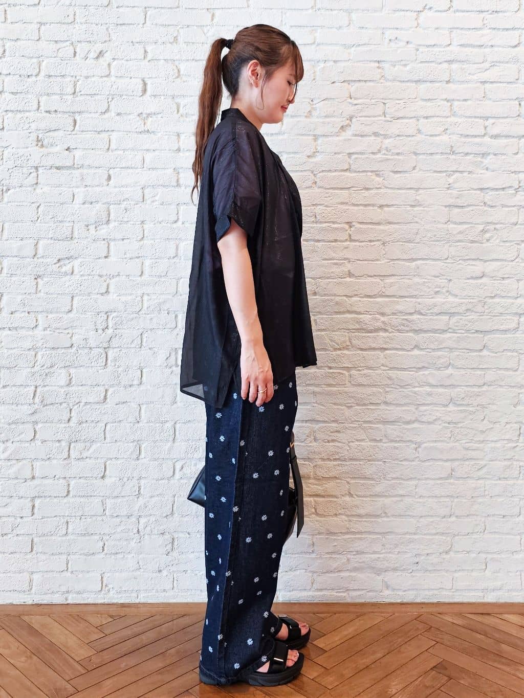 ゆゆさんの「SHOO･LA･RUE｜【S-LL/ひんやり/汗ジミ軽減/UVカット】グラフィックアソートTシャツ」を使ったコーディネート