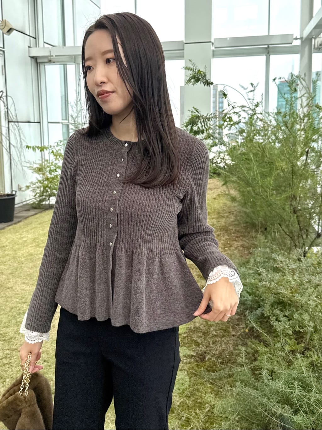 teiさんの「Couture brooch｜【袖口レース・着映え】短毛モールペプラム カーデ」を使ったコーディネート