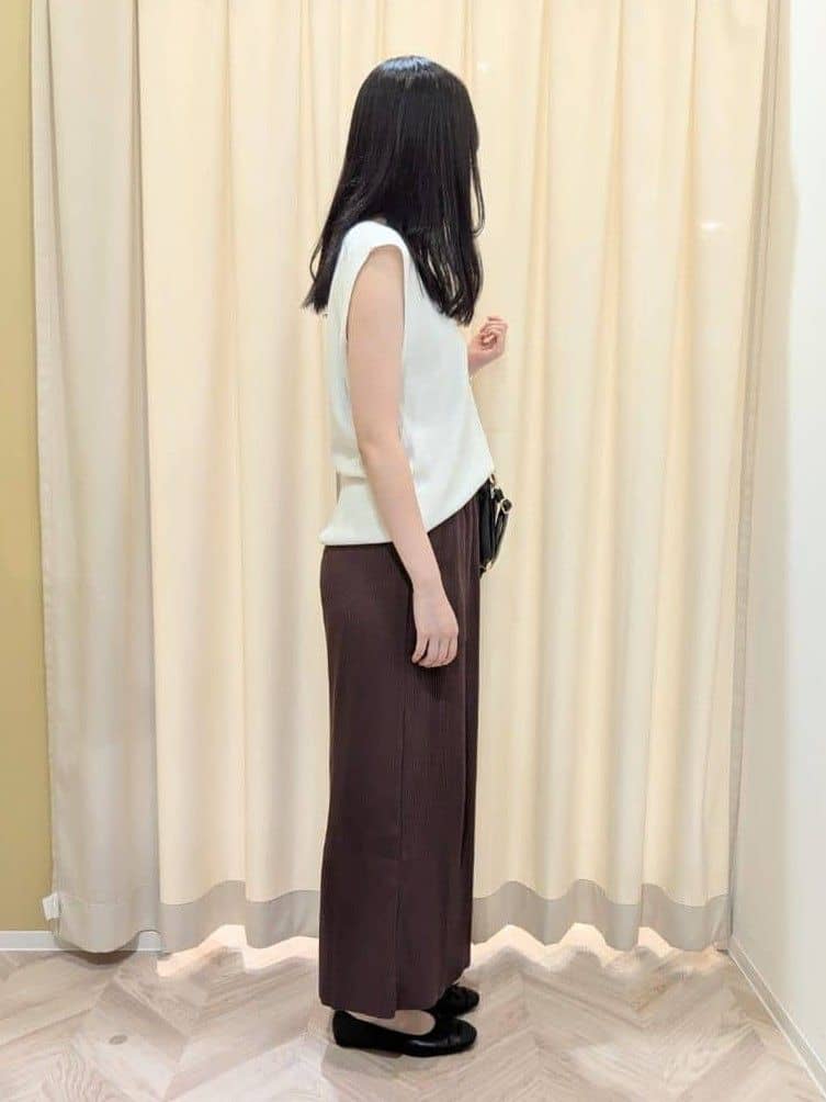 hinaさんの「SHOO･LA･RUE｜【S-LL】ゴールドボタンが上品 大人のニットベスト」を使ったコーディネート
