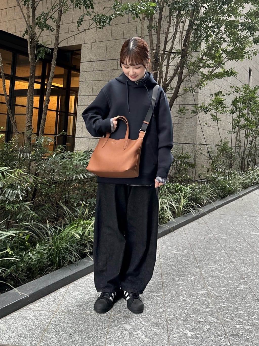 ウララさんの「TAKEO KIKUCHI｜【抗菌防臭/シーズンレス】シアサッカーギンガムチェック ストレッチシャツ」を使ったコーディネート