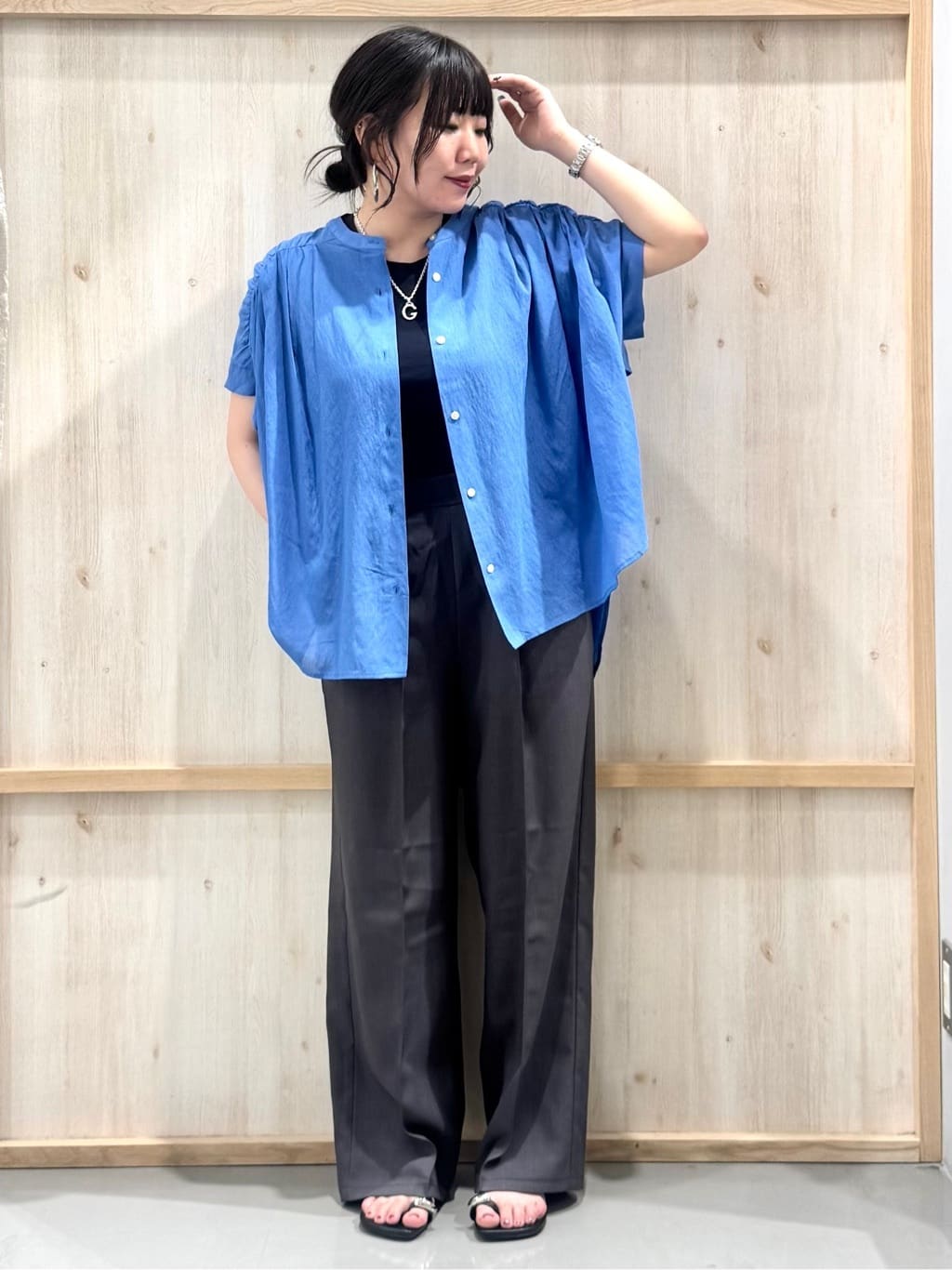 nanaさんの「THE SHOP TK｜麻調シアーフリルギャザーブラウス【洗える】」を使ったコーディネート