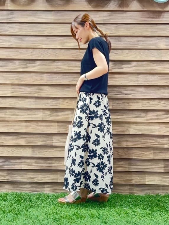 himiさんの「SHOO･LA･RUE｜【洗える/S-LL/ひんやり】さらりと好印象　総針フレンチスリーブニット」を使ったコーディネート