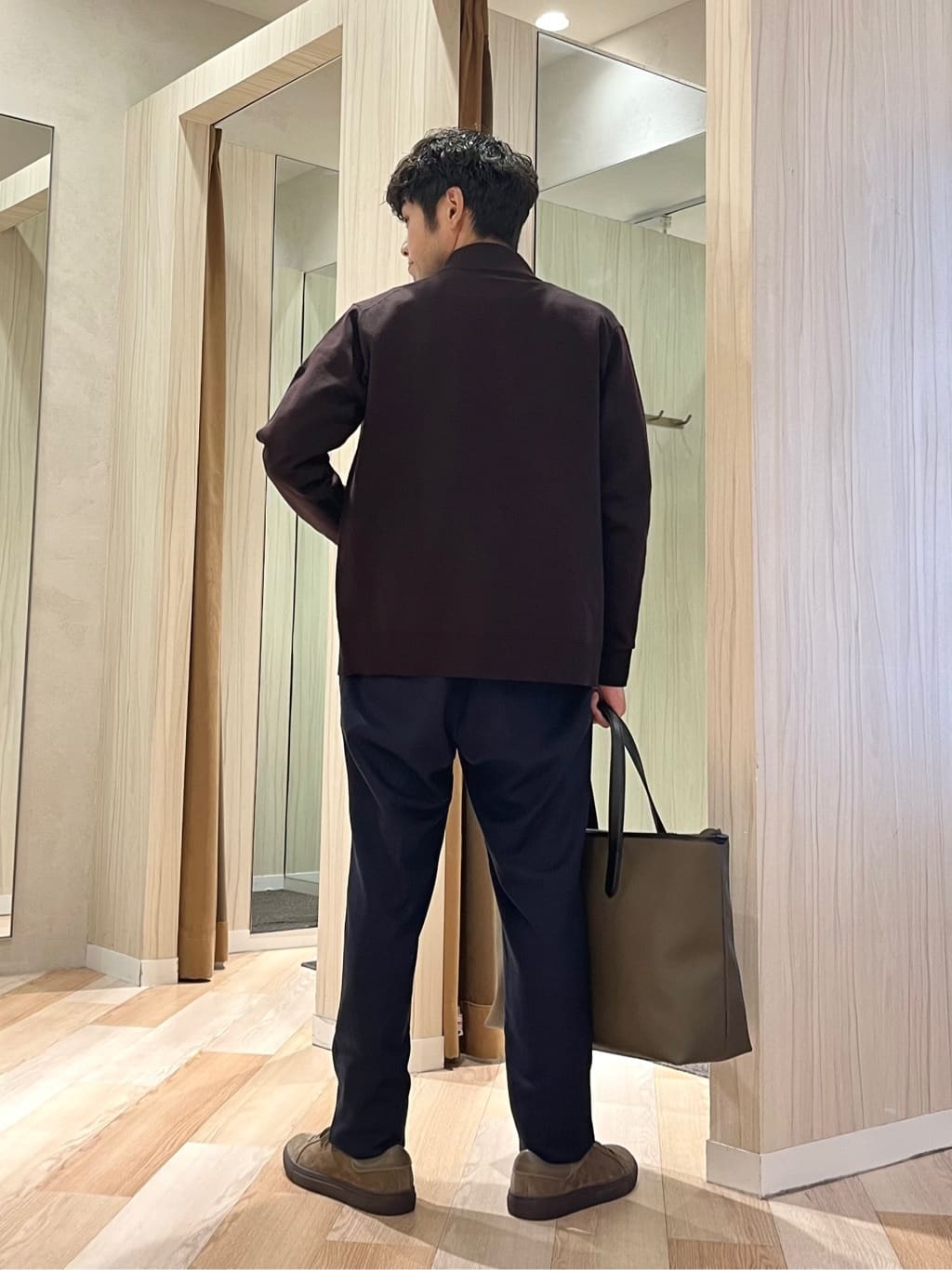 URAさんの「TAKEO KIKUCHI｜アンチピリング ジップアップ ニット」を使ったコーディネート