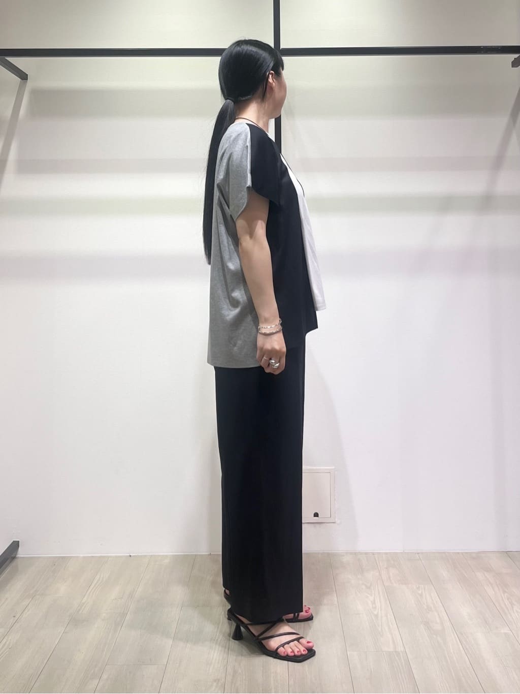 hasuさんの「INDIVI｜【洗える／汗ジミ防止】バイカラー＆アシメヘム Tシャツ」を使ったコーディネート