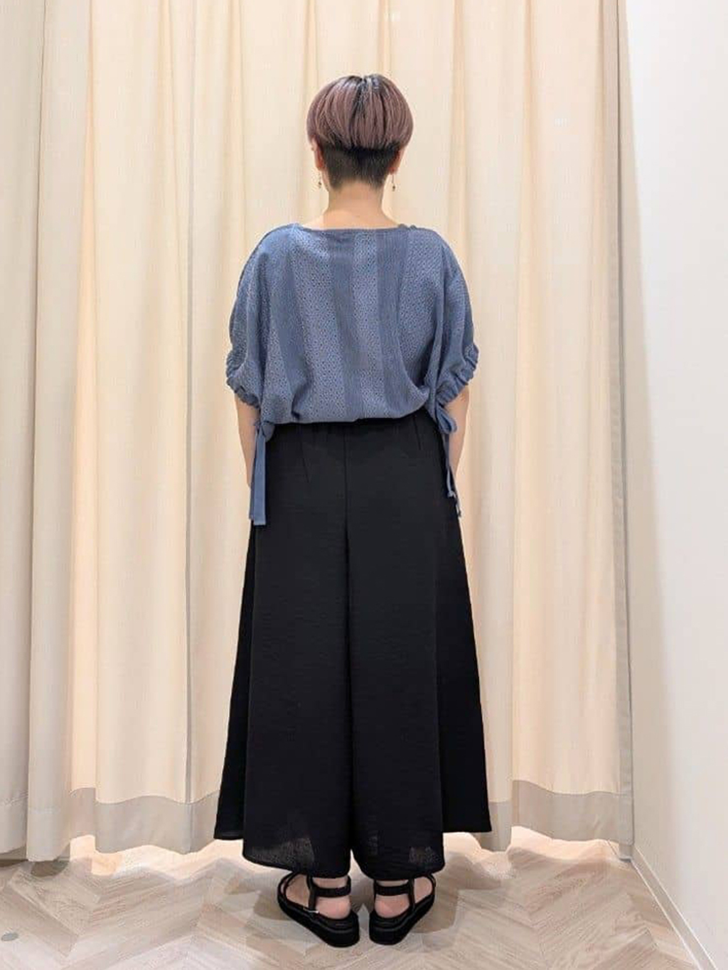 ユカさんの「SHOO･LA･RUE｜【S-LL/ひんやり】さらっとタッチできれい見え ピンタックスカーチョ」を使ったコーディネート